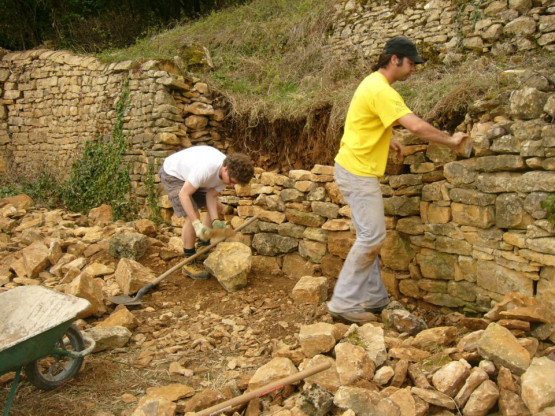 Réparation des murs du "Clos de Rochebonne" à Theizé